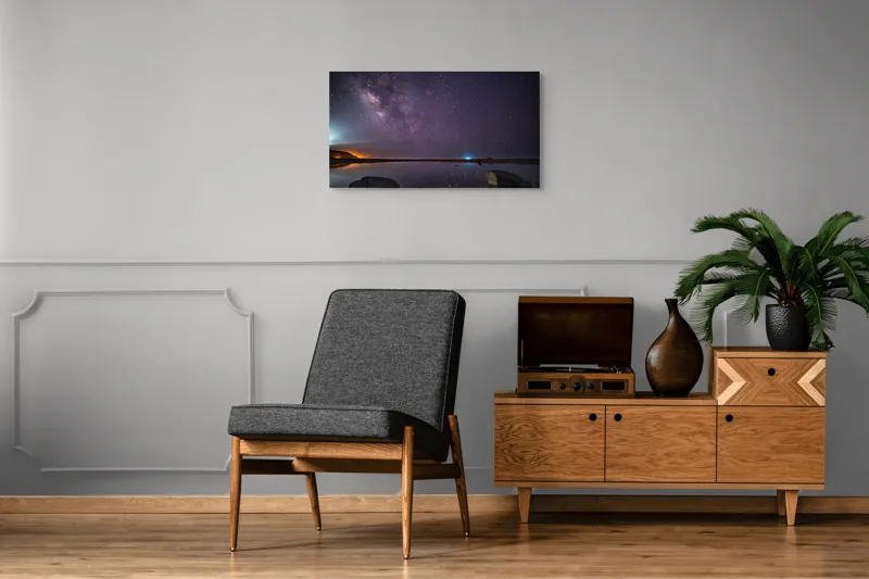 Tablou Canvas, "Calea Lactee deasupra oceanului liniștit", Stele, Reflecție, Cer, Noapte, Lumină, Ocean, Roci, Orizont, 90 x 50 cm – poza 6