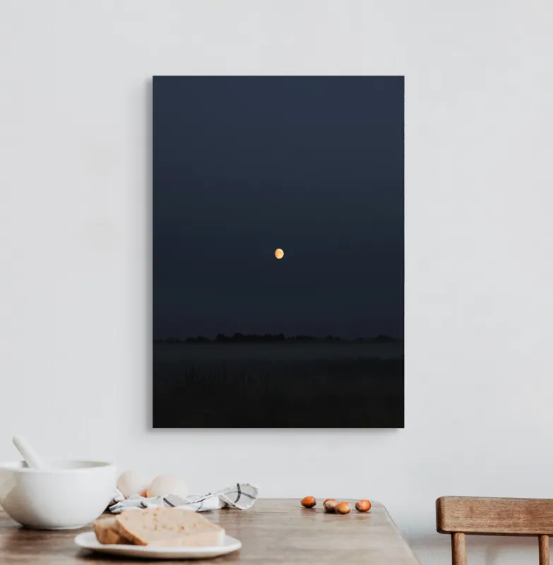 Tablou Canvas, "Luna strălucind peste câmp întunecat", Lună, Noapte, Cer, Siluetă, Mister, Liniște, Întuneric, Natură, Frumusețe, Calm, 50 x 70 cm – poza 3