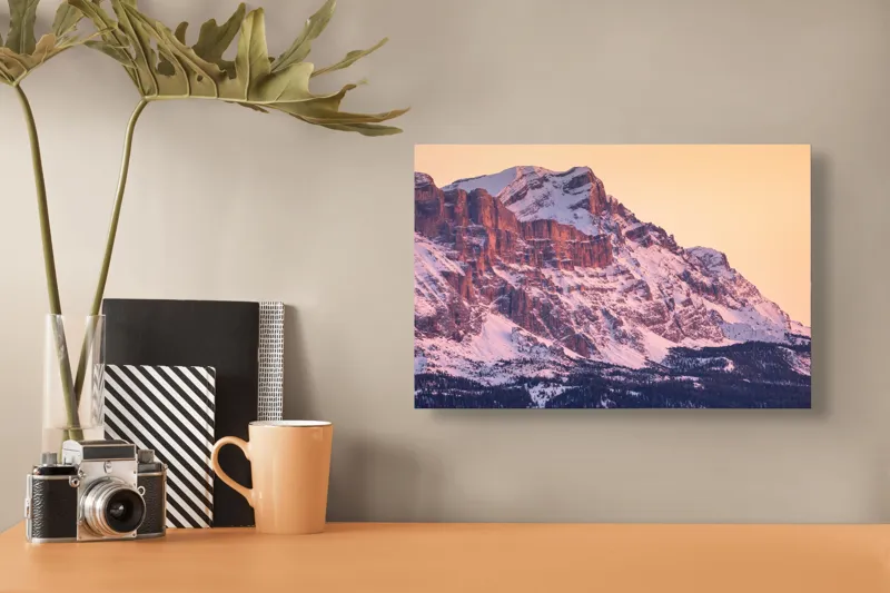 Tablou Canvas, "Aurora peste munții îmbrăcați în zăpadă", Măreție, Strălucire, Răsărit, Vârfuri, Zăpadă, Pădure, Tranquilitate, Grație, 39 x 26 cm – poza 3