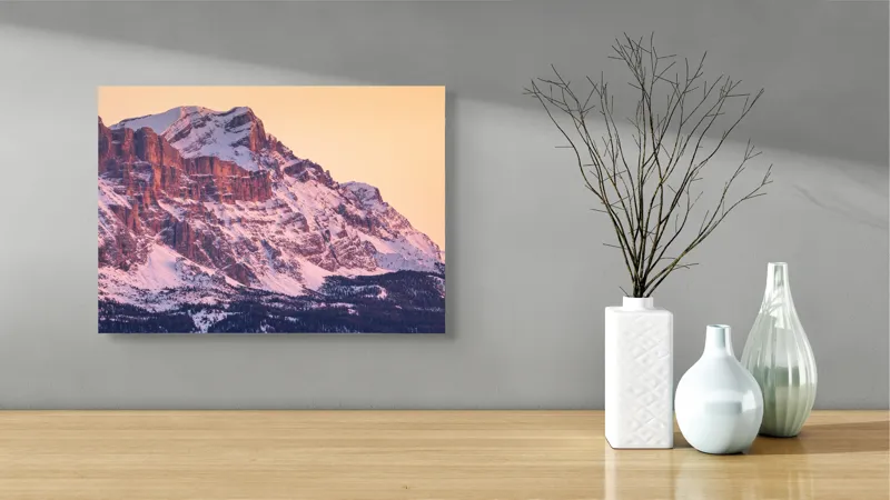 Tablou Canvas, "Aurora peste munții îmbrăcați în zăpadă", Măreție, Strălucire, Răsărit, Vârfuri, Zăpadă, Pădure, Tranquilitate, Grație, 54 x 39 cm – poza 3
