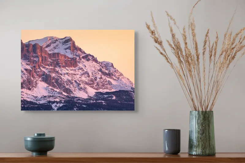 Tablou Canvas, "Aurora peste munții îmbrăcați în zăpadă", Măreție, Strălucire, Răsărit, Vârfuri, Zăpadă, Pădure, Tranquilitate, Grație, 54 x 39 cm – poza 4