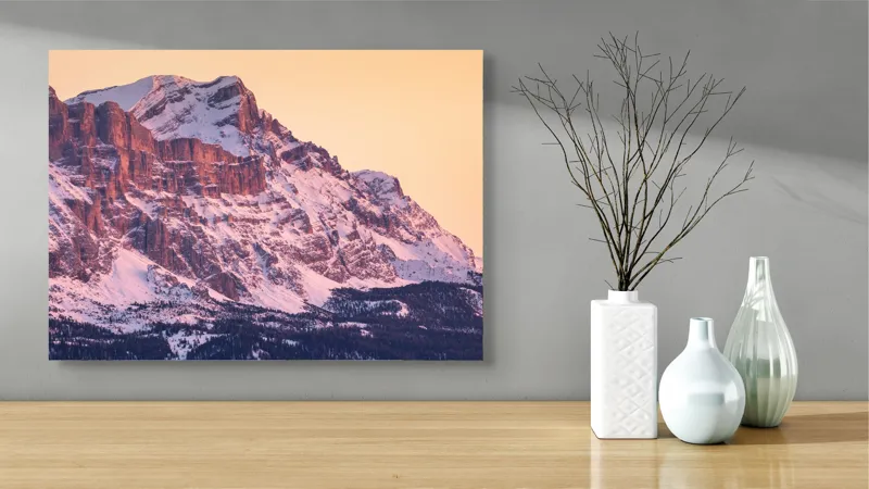 Tablou Canvas, "Aurora peste munții îmbrăcați în zăpadă", Măreție, Strălucire, Răsărit, Vârfuri, Zăpadă, Pădure, Tranquilitate, Grație, 70 x 50 cm – poza 3