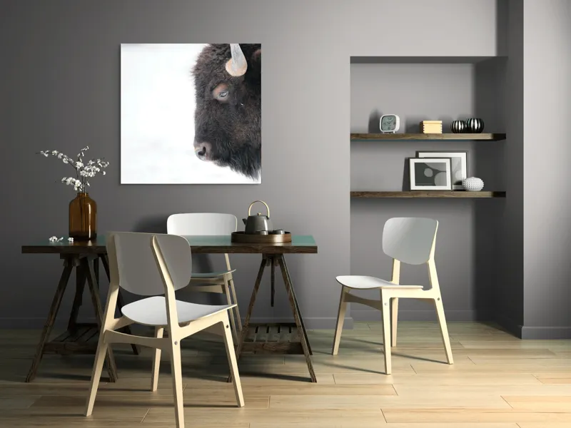 Tablou Canvas, "Bizon în calmul iernii albe", Bizon, Profil, Blană, Coarne, Privire, Natură, Zăpadă, Linii, Contrast, Serenitate, 100 x 100 cm – poza 6