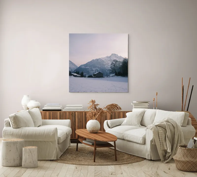 Tablou Canvas, "Căsuța singuratică din munți iarna", Zăpadă, Munți, Cer, Căsuțe, Copaci, Amurg, Serenitate, 100 x 100 cm – poza 3