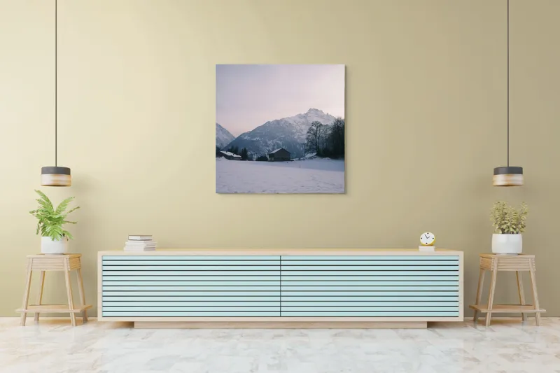 Tablou Canvas, "Căsuța singuratică din munți iarna", Zăpadă, Munți, Cer, Căsuțe, Copaci, Amurg, Serenitate, 100 x 100 cm – poza 5