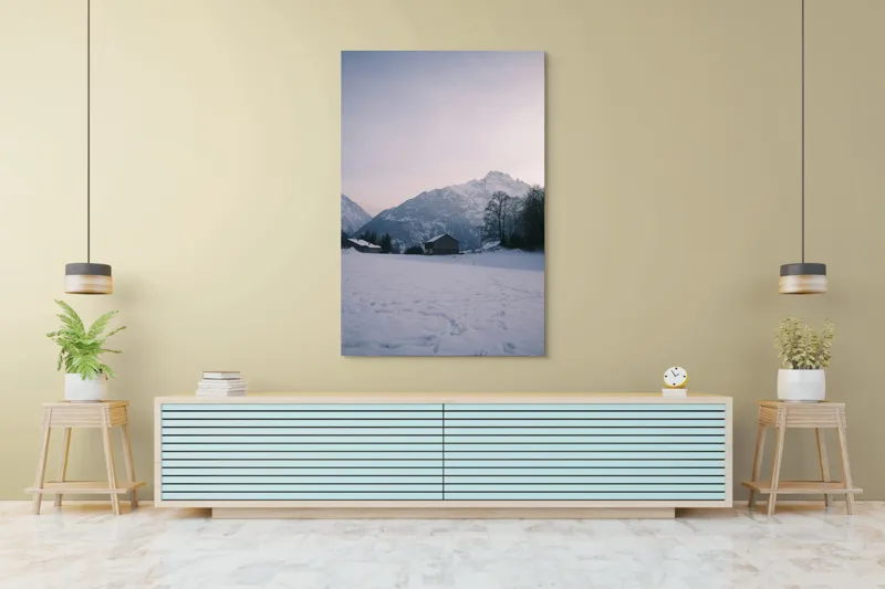 Tablou Canvas, "Căsuța singuratică din munți iarna", Zăpadă, Munți, Cer, Căsuțe, Copaci, Amurg, Serenitate, 100 x 150 cm – poza 4