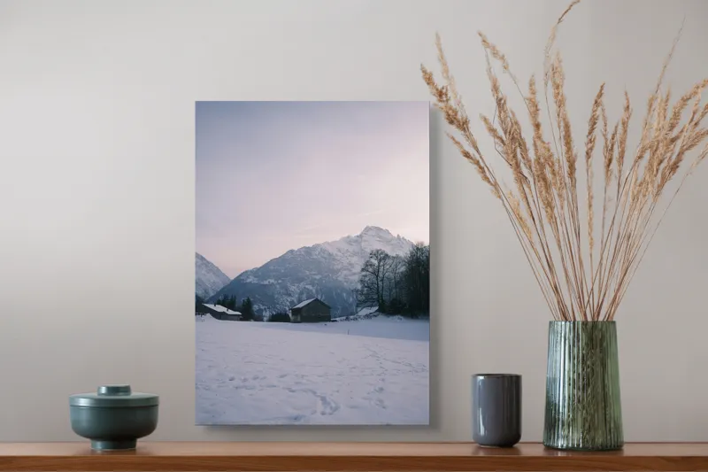 Tablou Canvas, "Căsuța singuratică din munți iarna", Zăpadă, Munți, Cer, Căsuțe, Copaci, Amurg, Serenitate, 39 x 54 cm – poza 3