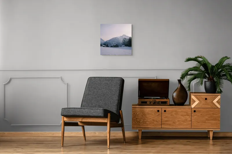 Tablou Canvas, "Căsuța singuratică din munți iarna", Zăpadă, Munți, Cer, Căsuțe, Copaci, Amurg, Serenitate, 50 x 50 cm – poza 6