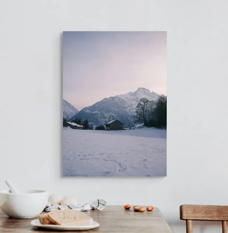 Tablou Canvas, "Căsuța singuratică din munți iarna", Zăpadă, Munți, Cer, Căsuțe, Copaci, Amurg, Serenitate, 50 x 70 cm – poza 3