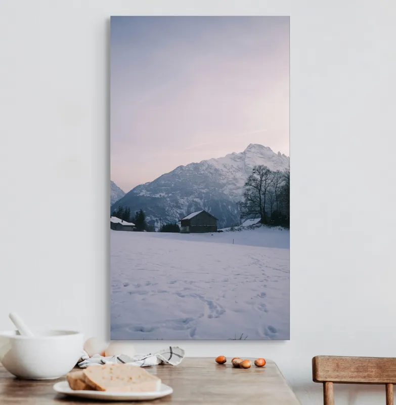 Tablou Canvas, "Căsuța singuratică din munți iarna", Zăpadă, Munți, Cer, Căsuțe, Copaci, Amurg, Serenitate, 50 x 90 cm – poza 3
