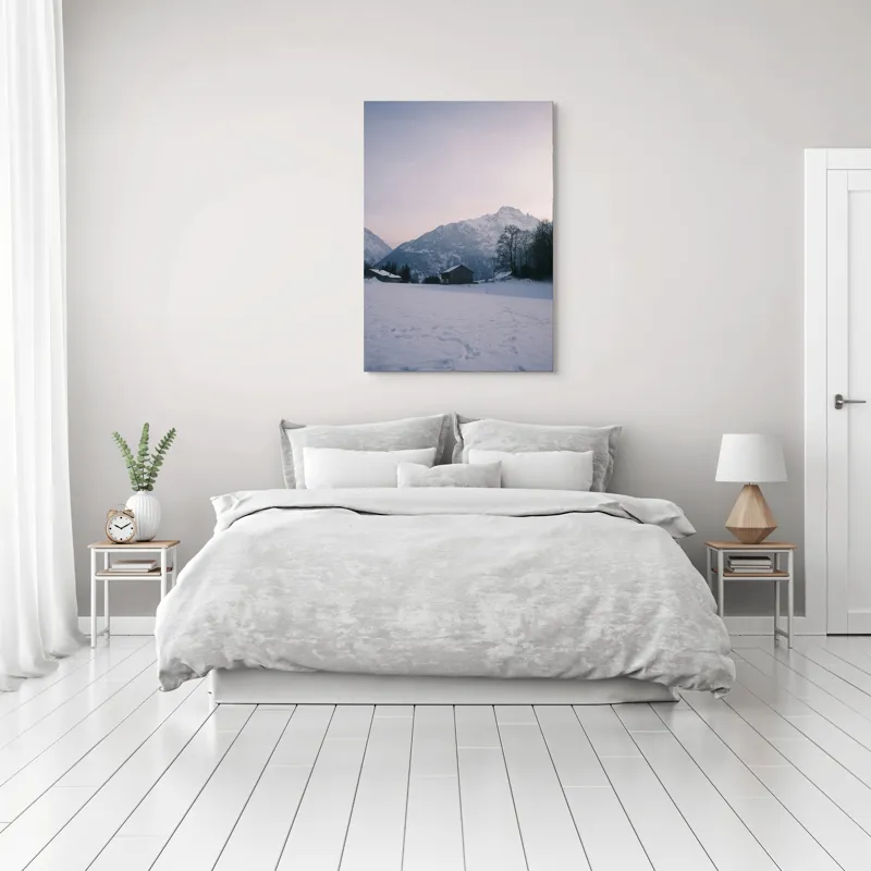 Tablou Canvas, "Căsuța singuratică din munți iarna", Zăpadă, Munți, Cer, Căsuțe, Copaci, Amurg, Serenitate, 70 x 100 cm – poza 3