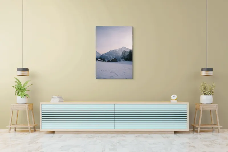 Tablou Canvas, "Căsuța singuratică din munți iarna", Zăpadă, Munți, Cer, Căsuțe, Copaci, Amurg, Serenitate, 70 x 100 cm – poza 5