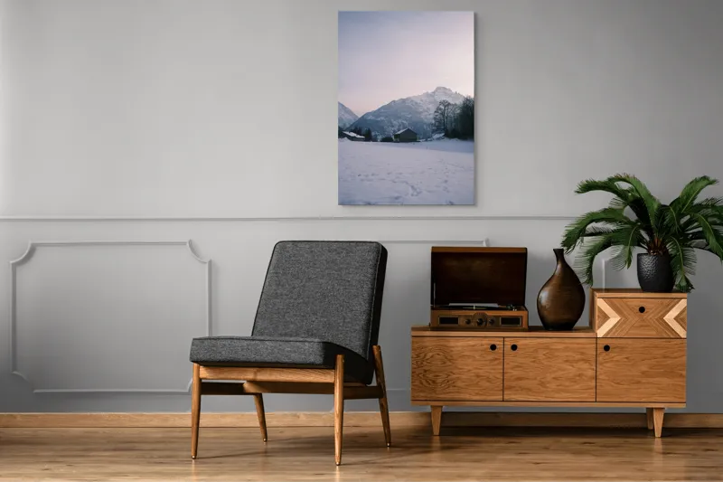 Tablou Canvas, "Căsuța singuratică din munți iarna", Zăpadă, Munți, Cer, Căsuțe, Copaci, Amurg, Serenitate, 70 x 100 cm – poza 6
