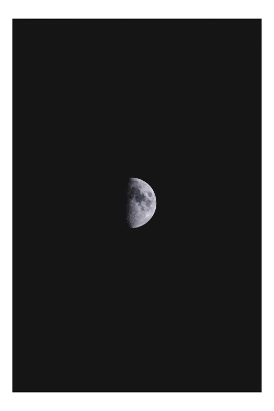 Tablou Canvas, "Luna în îmbrățișarea întunericului", Lună, Întuneric, Jumătate, Noapte, Mister, Răceală, Spațiu, 50 x 70 cm