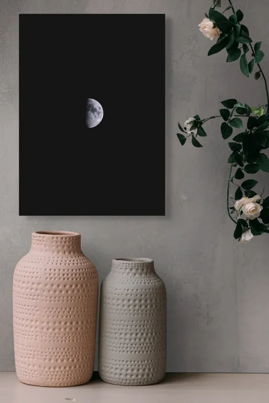 Tablou Canvas, "Luna în îmbrățișarea întunericului", Lună, Întuneric, Jumătate, Noapte, Mister, Răceală, Spațiu, 39 x 54 cm – poza 6