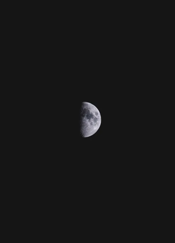 Tablou Canvas, "Luna în îmbrățișarea întunericului", Lună, Întuneric, Jumătate, Noapte, Mister, Răceală, Spațiu, 39 x 54 cm – poza 2