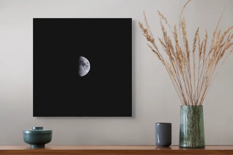 Tablou Canvas, "Luna în îmbrățișarea întunericului", Lună, Întuneric, Jumătate, Noapte, Mister, Răceală, Spațiu, 50 x 50 cm – poza 4
