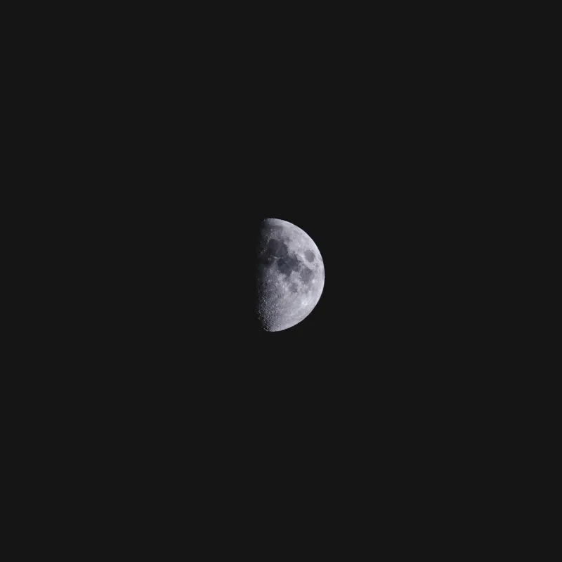Tablou Canvas, "Luna în îmbrățișarea întunericului", Lună, Întuneric, Jumătate, Noapte, Mister, Răceală, Spațiu, 50 x 50 cm – poza 2