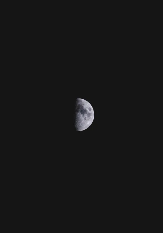 Tablou Canvas, "Luna în îmbrățișarea întunericului", Lună, Întuneric, Jumătate, Noapte, Mister, Răceală, Spațiu, 70 x 100 cm – poza 2