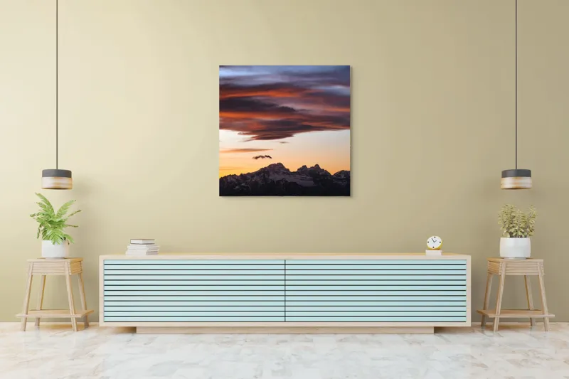 Tablou Canvas, "Apus de soare peste munți înzăpeziți", Cer, Nori, Apus, Montan, Siluetă, Dramatic, Lumină, Pitoresc, 100 x 100 cm – poza 5