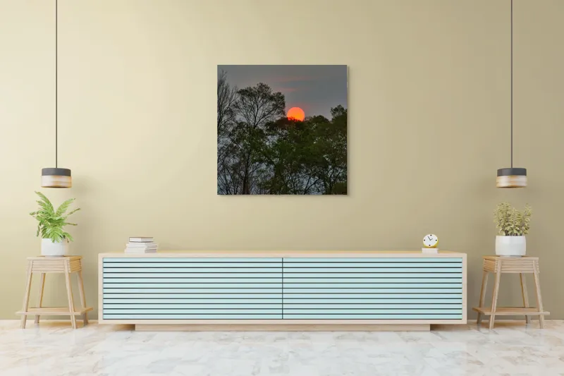 Tablou Canvas, "Apus roșiatic printre copaci umbriți", Apus, Copaci, Cer, Siluetă, Natură, Lumină, Seară, 100 x 100 cm – poza 5