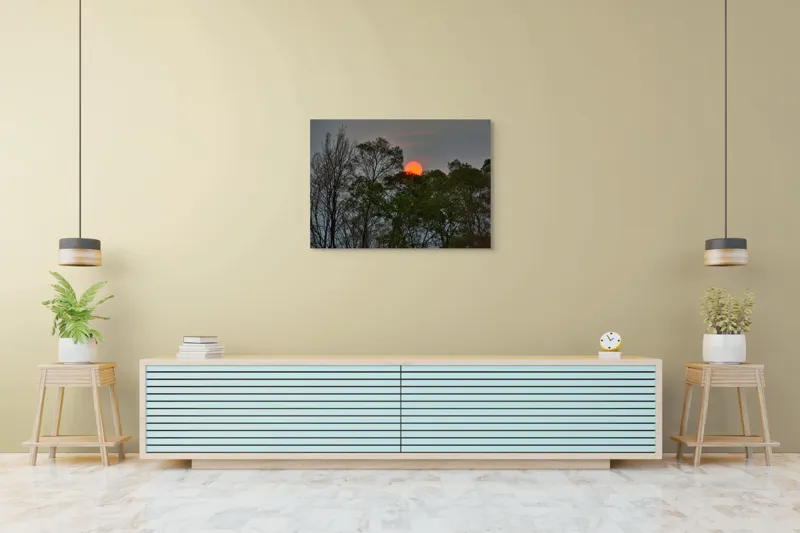 Tablou Canvas, "Apus roșiatic printre copaci umbriți", Apus, Copaci, Cer, Siluetă, Natură, Lumină, Seară, 100 x 70 cm – poza 4
