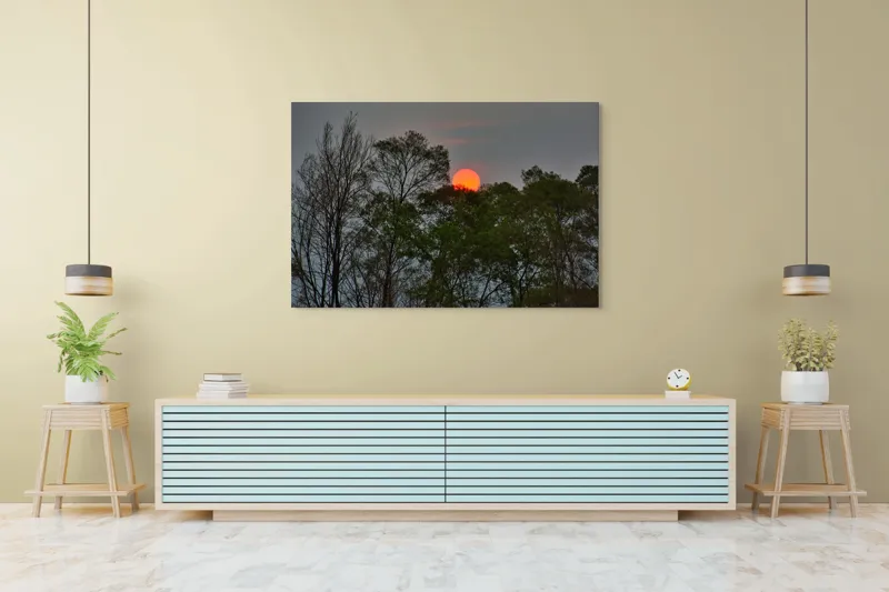 Tablou Canvas, "Apus roșiatic printre copaci umbriți", Apus, Copaci, Cer, Siluetă, Natură, Lumină, Seară, 150 x 100 cm – poza 6