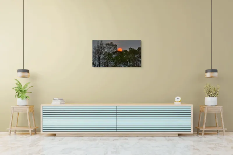 Tablou Canvas, "Apus roșiatic printre copaci umbriți", Apus, Copaci, Cer, Siluetă, Natură, Lumină, Seară, 90 x 50 cm – poza 5