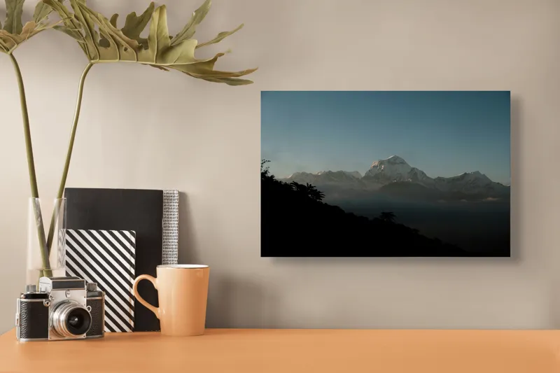 Tablou Canvas, "Lumina dimineții pe vârfuri alpine", Majestuos, Întunecat, Pitoresc, Imens, Tranquil, Rece, Impunător, Serafic, Solitar, 39 x 26 cm – poza 3