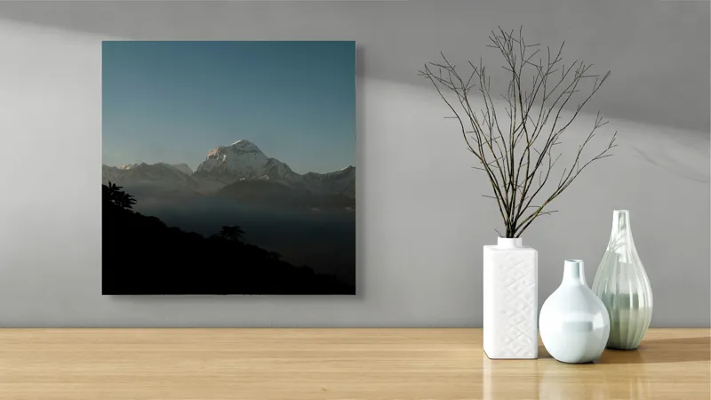 Tablou Canvas, "Lumina dimineții pe vârfuri alpine", Majestuos, Întunecat, Pitoresc, Imens, Tranquil, Rece, Impunător, Serafic, Solitar, 50 x 50 cm – poza 3