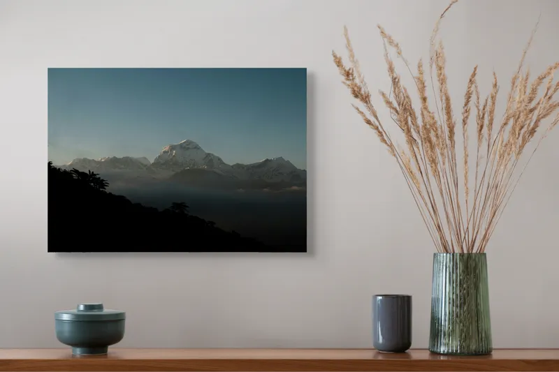 Tablou Canvas, "Lumina dimineții pe vârfuri alpine", Majestuos, Întunecat, Pitoresc, Imens, Tranquil, Rece, Impunător, Serafic, Solitar, 54 x 39 cm – poza 4