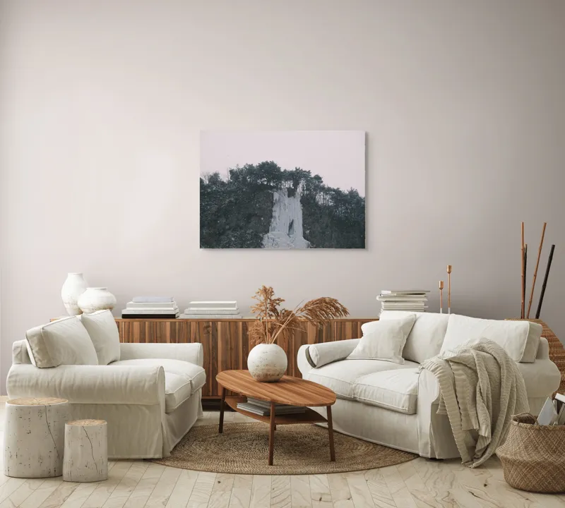Tablou Canvas, "Cascadă înghețată sub cer înnorat", Zăpadă, Pini, Gheață, Cer, Munți, 100 x 70 cm – poza 3
