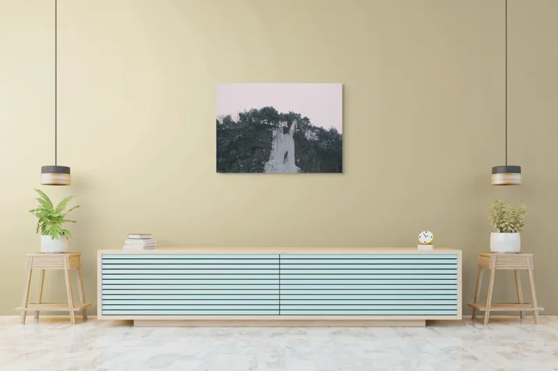 Tablou Canvas, "Cascadă înghețată sub cer înnorat", Zăpadă, Pini, Gheață, Cer, Munți, 100 x 70 cm – poza 4