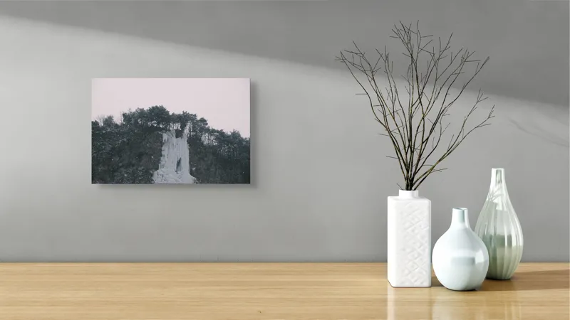 Tablou Canvas, "Cascadă înghețată sub cer înnorat", Zăpadă, Pini, Gheață, Cer, Munți, 39 x 26 cm – poza 8