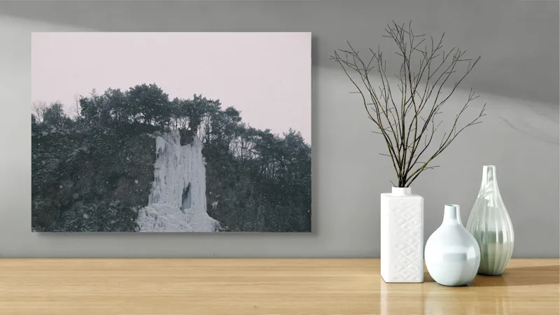 Tablou Canvas, "Cascadă înghețată sub cer înnorat", Zăpadă, Pini, Gheață, Cer, Munți, 70 x 50 cm – poza 3