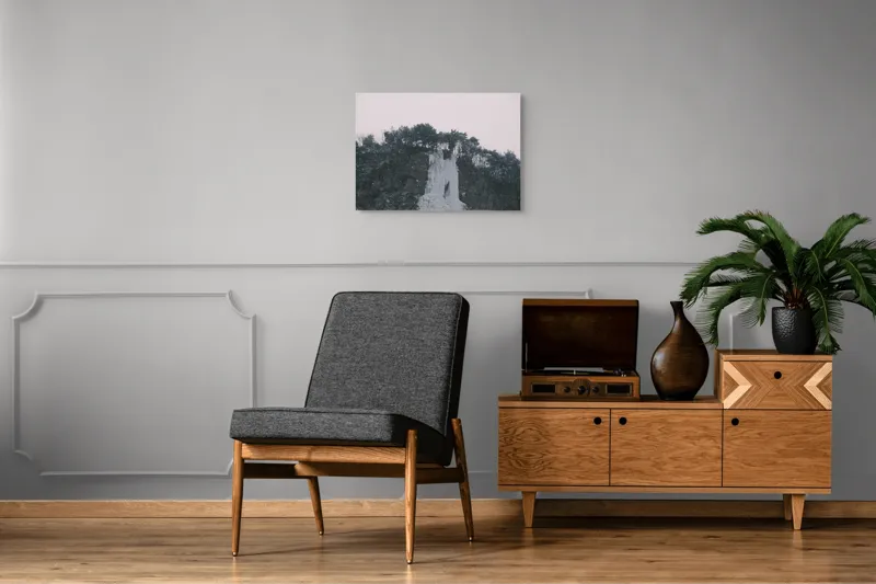 Tablou Canvas, "Cascadă înghețată sub cer înnorat", Zăpadă, Pini, Gheață, Cer, Munți, 70 x 50 cm – poza 4