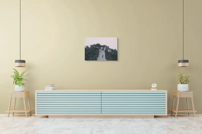 Tablou Canvas, "Cascadă înghețată sub cer înnorat", Zăpadă, Pini, Gheață, Cer, Munți, 70 x 50 cm – poza 7