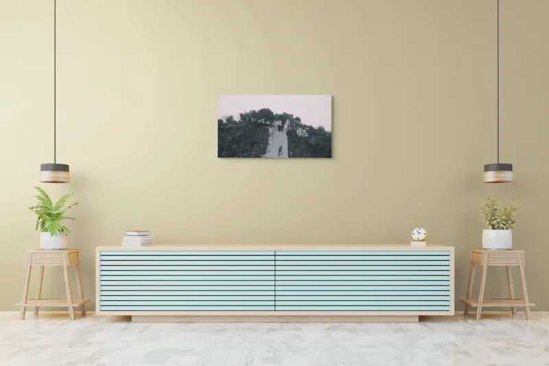 Tablou Canvas, "Cascadă înghețată sub cer înnorat", Zăpadă, Pini, Gheață, Cer, Munți, 90 x 50 cm – poza 5