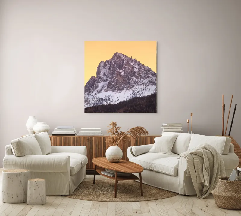 Tablou Canvas, "Vârfuri de munte sub cerul auriu", Munte, Zăpadă, Apus, Cer, Stâncă, Pădure, Siluetă, 100 x 100 cm – poza 3