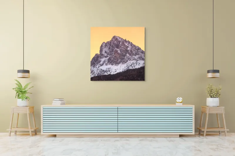 Tablou Canvas, "Vârfuri de munte sub cerul auriu", Munte, Zăpadă, Apus, Cer, Stâncă, Pădure, Siluetă, 100 x 100 cm – poza 5