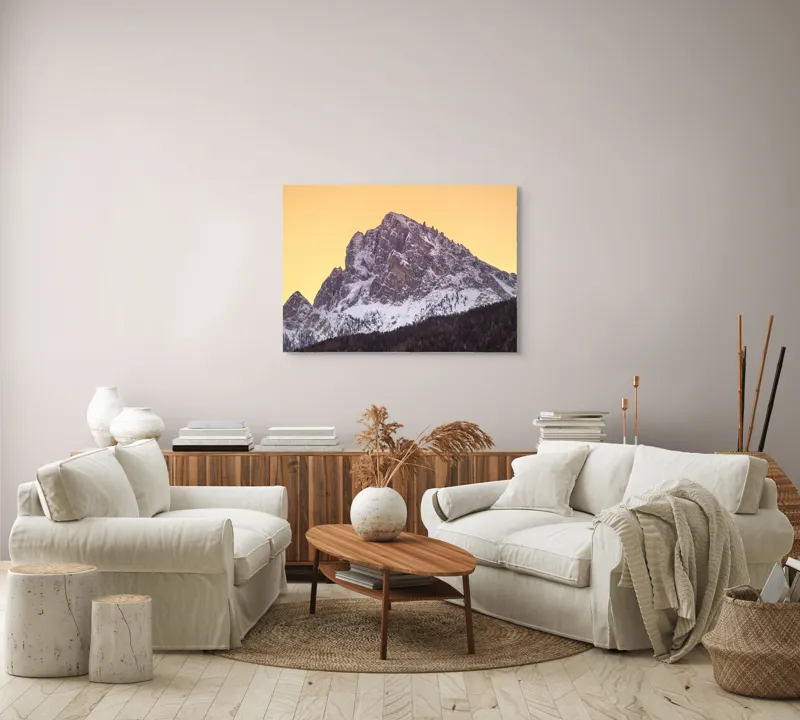 Tablou Canvas, "Vârfuri de munte sub cerul auriu", Munte, Zăpadă, Apus, Cer, Stâncă, Pădure, Siluetă, 100 x 70 cm – poza 3