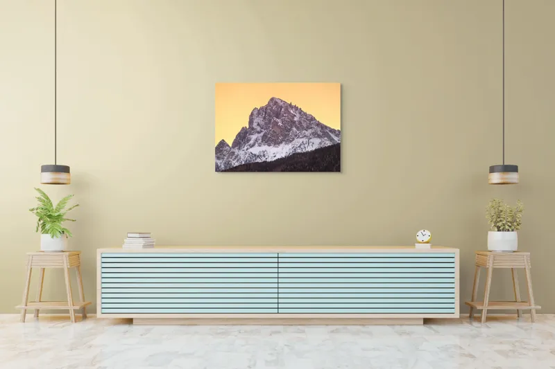 Tablou Canvas, "Vârfuri de munte sub cerul auriu", Munte, Zăpadă, Apus, Cer, Stâncă, Pădure, Siluetă, 100 x 70 cm – poza 4