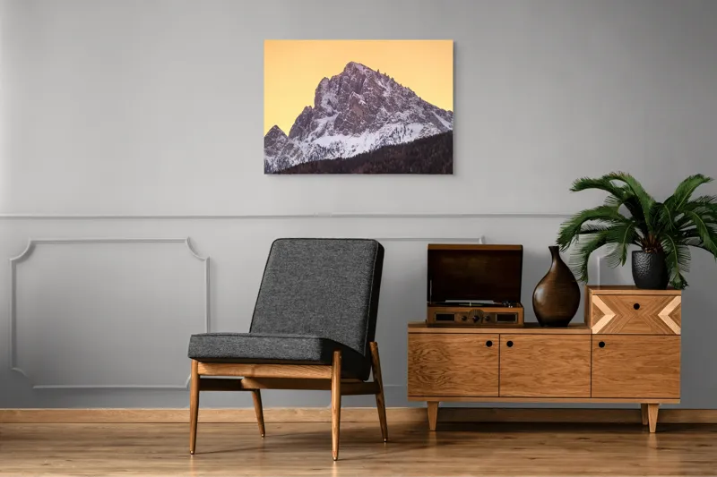 Tablou Canvas, "Vârfuri de munte sub cerul auriu", Munte, Zăpadă, Apus, Cer, Stâncă, Pădure, Siluetă, 100 x 70 cm – poza 8