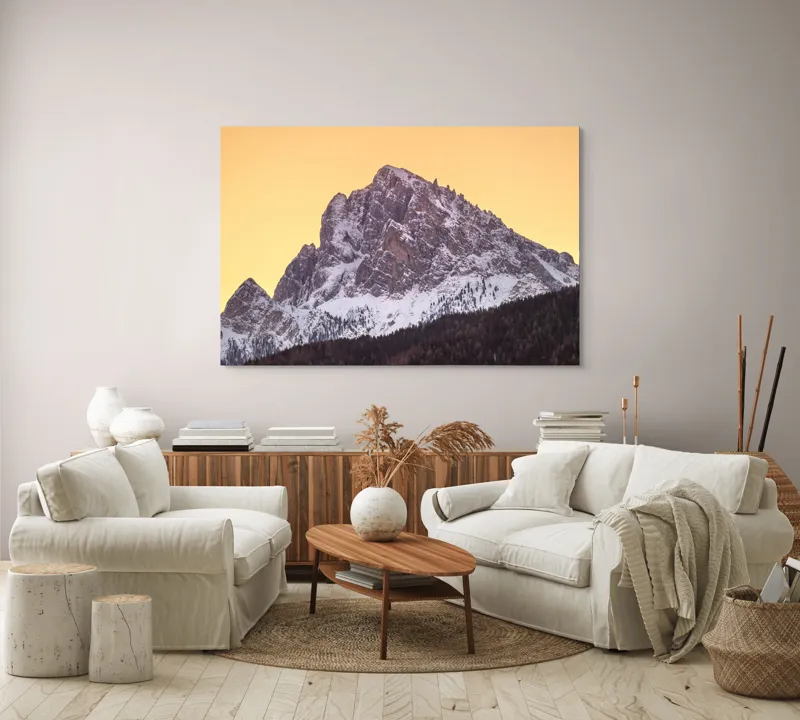 Tablou Canvas, "Vârfuri de munte sub cerul auriu", Munte, Zăpadă, Apus, Cer, Stâncă, Pădure, Siluetă, 150 x 100 cm – poza 3
