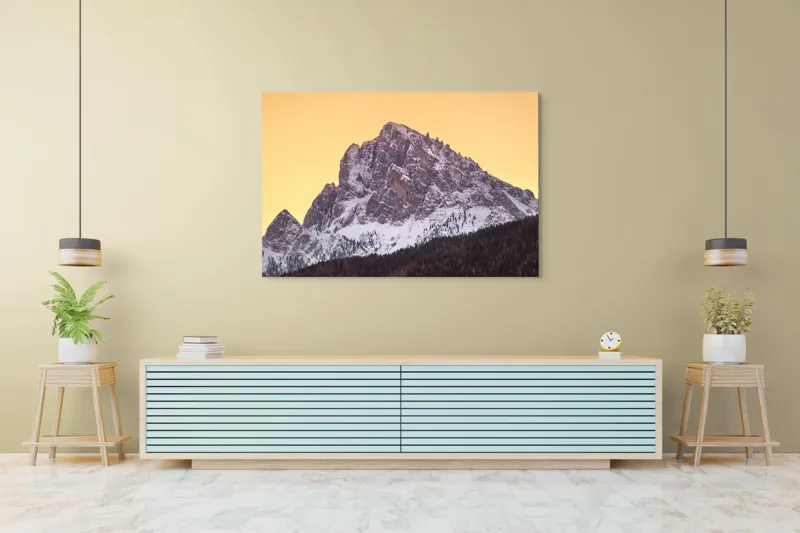 Tablou Canvas, "Vârfuri de munte sub cerul auriu", Munte, Zăpadă, Apus, Cer, Stâncă, Pădure, Siluetă, 150 x 100 cm – poza 6