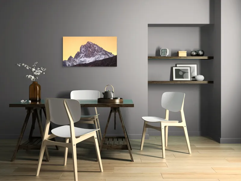 Tablou Canvas, "Vârfuri de munte sub cerul auriu", Munte, Zăpadă, Apus, Cer, Stâncă, Pădure, Siluetă, 90 x 50 cm – poza 3