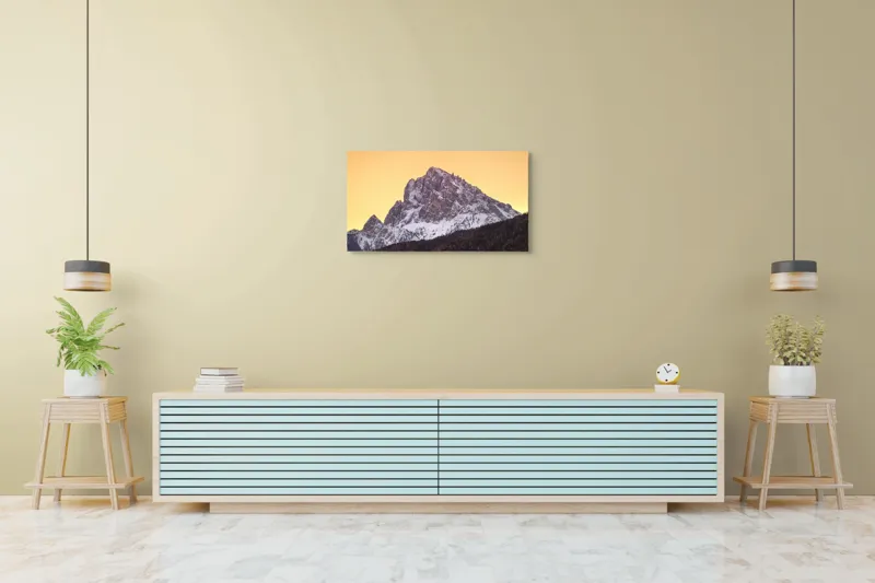 Tablou Canvas, "Vârfuri de munte sub cerul auriu", Munte, Zăpadă, Apus, Cer, Stâncă, Pădure, Siluetă, 90 x 50 cm – poza 5