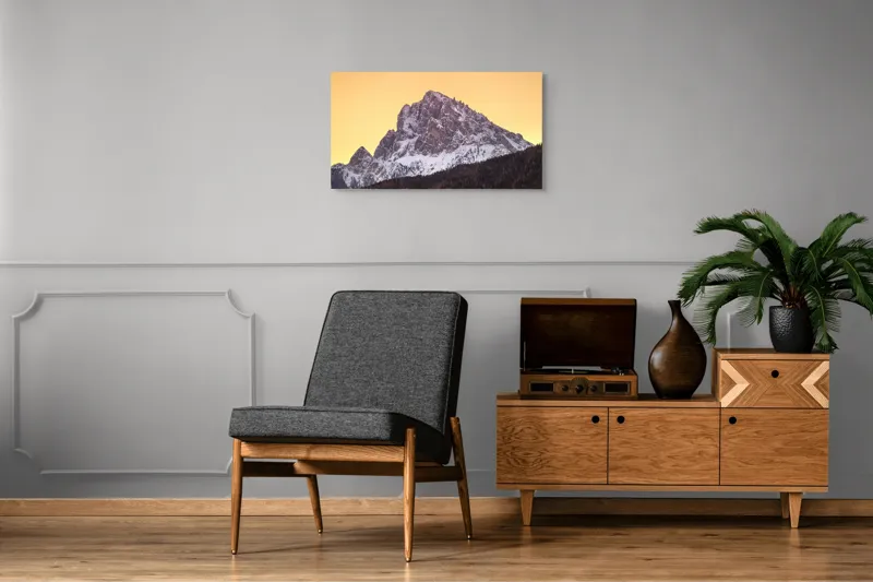Tablou Canvas, "Vârfuri de munte sub cerul auriu", Munte, Zăpadă, Apus, Cer, Stâncă, Pădure, Siluetă, 90 x 50 cm – poza 6