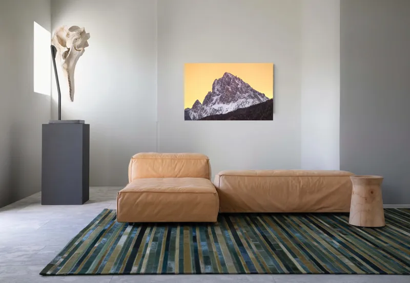 Tablou Canvas, "Vârfuri de munte sub cerul auriu", Munte, Zăpadă, Apus, Cer, Stâncă, Pădure, Siluetă, 90 x 50 cm – poza 8