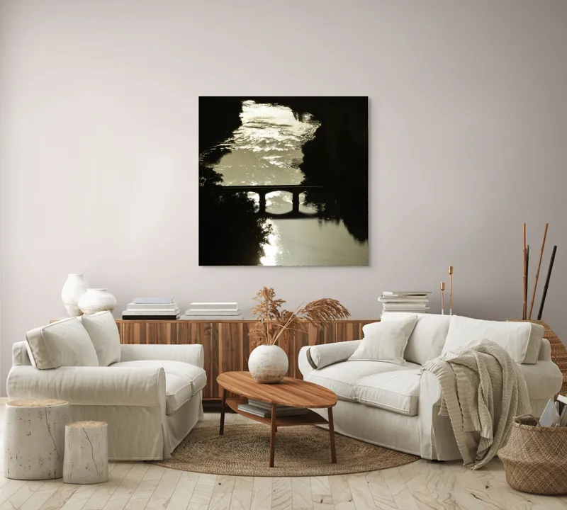 Tablou Canvas, "Podul peste râul liniștit al serii", Apus, Râu, Pod, Siluetă, Reflexii, Natură, Noapte, Lumină, Copaci, Peisaj., 100 x 100 cm – poza 3